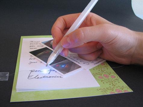 Bút mực bạc giúp vẽ ra các mạch dẫn điện trên bề mặt giấy, gỗ hay các bề mặt không dẫn khác.